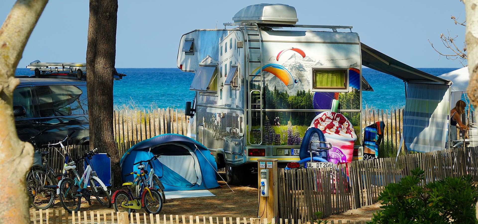 Camping san damiano emplacement premier rang mer camping car fresque peinte tente famille
